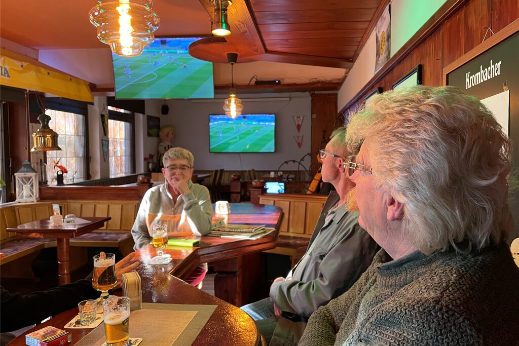 In der Marktschänke schaut eine Handvoll Leute die Partie Deutschland gegen Japan. In der Marktschänke schaut eine Handvoll Leute die Partie Deutschland gegen Japan.