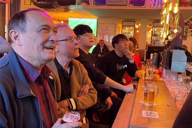 Vier Männer verfolgen das WM-Auftaktspiel der deutschen Nationalmannschaft im Wenkers am Alten Markt.