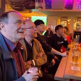 Vier Männer verfolgen das WM-Auftaktspiel der deutschen Nationalmannschaft im Wenkers am Alten Markt.