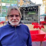 Friedhelm Mowka kocht im Open Air Zelt. Er wird täglich gefragt, wann denn die WM übertragen wird.