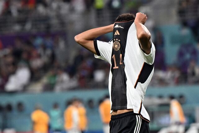 Jamal Musiala zieht das Trikot über den Kopf.