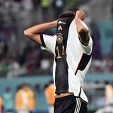 Jamal Musiala zieht das Trikot über den Kopf.