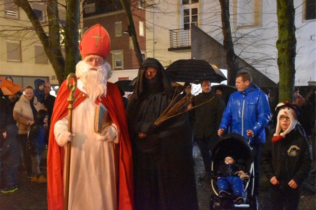Der Nikolaus vor dem Alten Rathaus Der Nikolaus vor dem Alten Rathaus