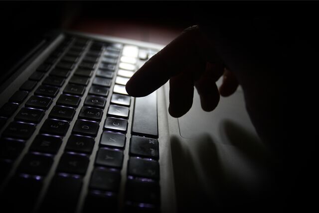 Ein Mann arbeitet an der Tastatur eines Laptops.