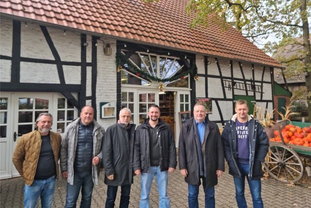 Auf dem Heine-Hof in der Hertener Ried stehen Holger Lenz (Vorsitzender CDU-Stadtverband), Thomas Prinz (Vorsitzender SPD-Ratsfraktion), Bürgermeister Matthias Müller, Landwirt Christoph Heine, Landrat Bodo Klimpel und das Scherlebecker Kreistagsmitglied Dr. Frank Lelke (SPD).
