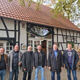 Auf dem Heine-Hof in der Hertener Ried stehen Holger Lenz (Vorsitzender CDU-Stadtverband), Thomas Prinz (Vorsitzender SPD-Ratsfraktion), Bürgermeister Matthias Müller, Landwirt Christoph Heine, Landrat Bodo Klimpel und das Scherlebecker Kreistagsmitglied Dr. Frank Lelke (SPD).