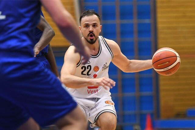 Basketball, Testspiel 10. September 2022 Sporthalle Rosa-Parks-Schule, Hertener Löwen – New Elephants Grevenbroich. Faton Jetullahi zieht an.