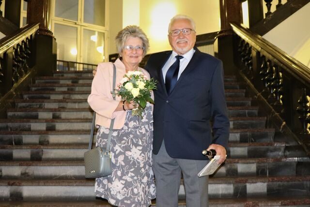 Stefan und Ruth stehen auf der Treppe im Dortmunder Standesamt, sie haben gerade geheiratet.