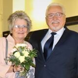 Stefan und Ruth stehen auf der Treppe im Dortmunder Standesamt, sie haben gerade geheiratet.