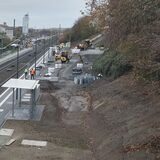 Vor allem der nördliche Bahnsteig und die Rampe hinauf zur Staakener Straße sind noch eine große Baustelle.
