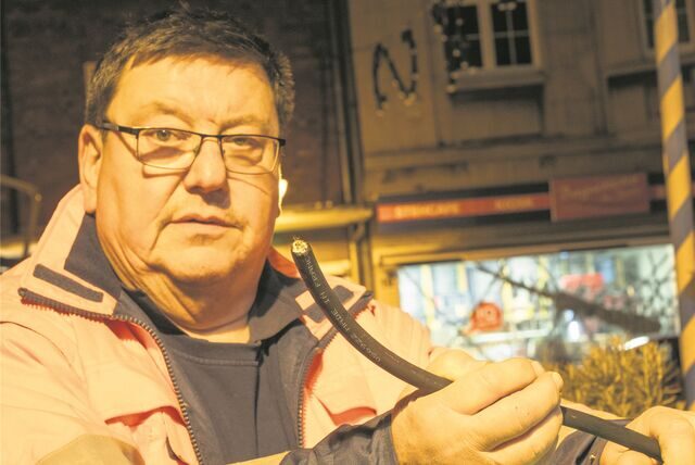 Der Elektromeister Jürgen Benterbusch zeigt ein Kabelende von dem Kabel, was Unbekannte vor Jonny Canone durchgetrennt hatten.