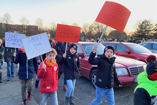 Kinder bei der Demonstration am 24.11. in Castrop-Rauxel vor der Ratssitzung.
