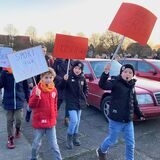 Kinder bei der Demonstration am 24.11. in Castrop-Rauxel vor der Ratssitzung.