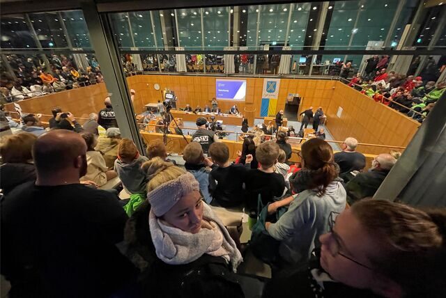 Rund 400 Menschen zogen vom Hallenbad zum Ratssaal und verfolgten den Beginn der Sitzung, in der es um den Energiesparplan der Stadt ging.