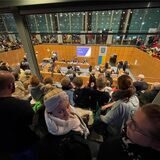 Rund 400 Menschen zogen vom Hallenbad zum Ratssaal und verfolgten den Beginn der Sitzung, in der es um den Energiesparplan der Stadt ging.