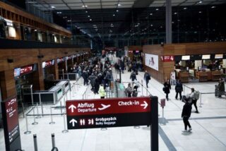 Fluggäste am Flughafen BER. Der Hauptstadtflughafen BER hatte zwischenzeitlich den Flugbetrieb aufgrund einer Aktion von Klimaaktivisten eingestellt.