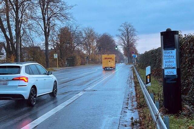 Am Blitzer an der Weseler Straße steht: Black Friday, jedes Foto, 50 Prozent.