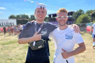 Fabio Zadrozny und Tim Schleicher stehen auf dem Bikertreff Vogel in Marl.