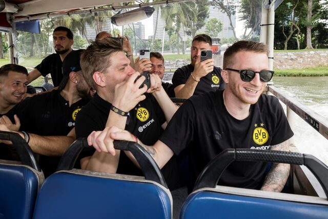 Marco Reus lacht während der Sightseeing-Tour durch Singapur.
