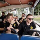 Marco Reus lacht während der Sightseeing-Tour durch Singapur.
