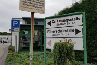 Schilder wiesen auf die verschiedenen Abteilungen des Straßenverkehrsamtes des Kreises Recklinghausen in Marl hin.