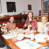 Hanna, Helena, Benedikt und Emilia (von links) aus Waltrop im Wohnzimmer ihrer Oma; auf dem Tisch diverse Bastel-Utensilien.