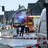 Ein Polizeibeamter öffnet an der Kreuzung Feldstraße/Schlägel-und-Eisen-Straße die Absperrung für die Feuerwehr.