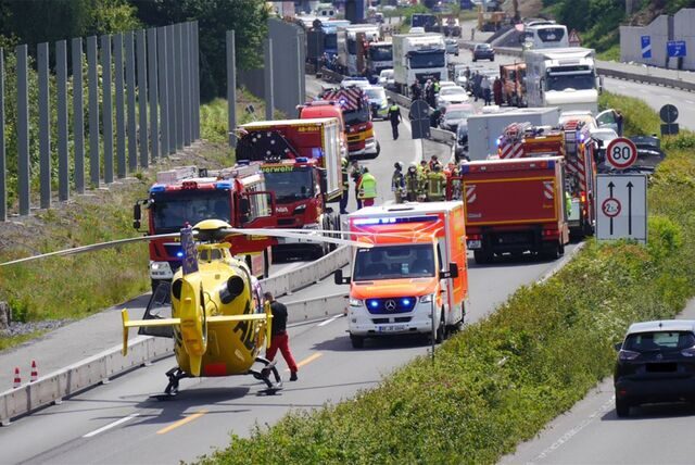 Ein Rettungshubschrauber steht auf der Autobahn.