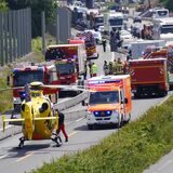 Ein Rettungshubschrauber steht auf der Autobahn.