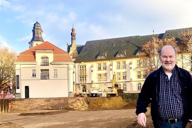 Arno Straßmann vor einer großen Baugrube an der Alten Feuerwache