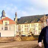 Arno Straßmann vor einer großen Baugrube an der Alten Feuerwache