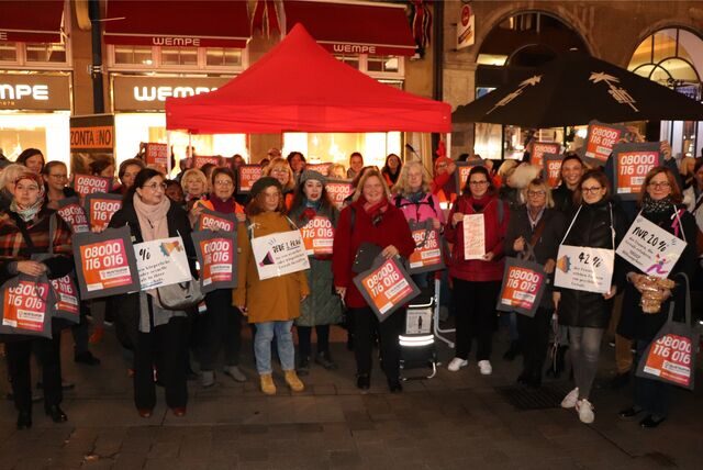 Einige Frauen stehen in der Dortmunder Innenstadt, sie haben Schilder und Jutebeutel um, die auf das Thema „Gewalt gegen Frauen“ aufmerksam machen sollen.