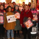 Einige Frauen stehen in der Dortmunder Innenstadt, sie haben Schilder und Jutebeutel um, die auf das Thema „Gewalt gegen Frauen“ aufmerksam machen sollen.