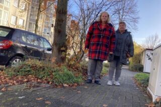 Ingrid Fendrich und Corinna Göhlich (v.l.) stehen auf der Dr.-Loewenstein-Straße in Herten-Süd.