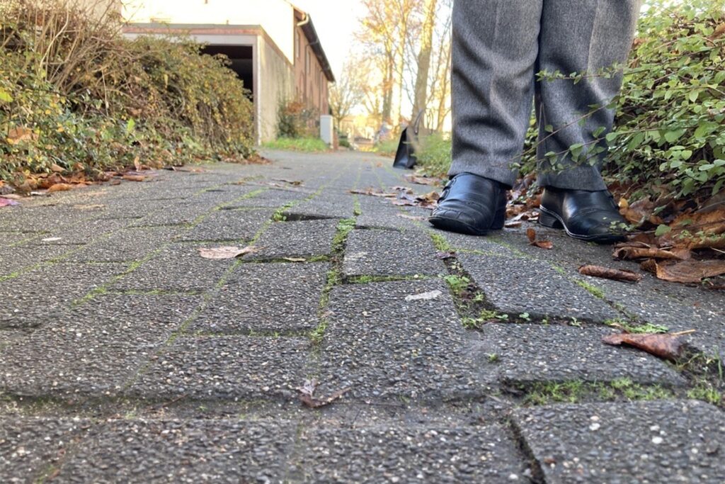 Welliges Pflaster an der Dr.-Loewenstein-Straße in Herten-Süd. Welliges Pflaster an der Dr.-Loewenstein-Straße in Herten-Süd.
