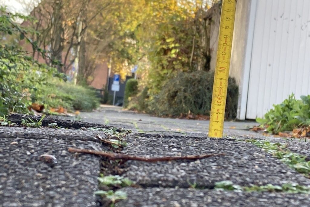 Ein Zollstock steckt zwischen Pflastersteinen an der Dr.-Loewenstein-Straße in Herten-Süd. Ein Zollstock steckt zwischen Pflastersteinen an der Dr.-Loewenstein-Straße in Herten-Süd.