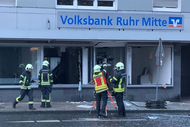 Einsatzkräfte der Feuerwehr unterstützen die Ermittlungen der Polizei, indem sie Strahler zur Ausleuchtung aufstellen.