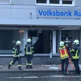 Einsatzkräfte der Feuerwehr unterstützen die Ermittlungen der Polizei, indem sie Strahler zur Ausleuchtung aufstellen.
