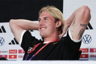 Julian Brandt verschränkt die Arme hinterm Kopf.