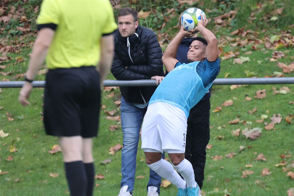 Michael Esser (dunke Jacke) sieht seinen Lebensmittelpunkt im Ruhrgebiet - und besucht auch Westfalenliga-Spiele seines Ex-Vereins Wacker Obercastrop. Michael Esser (dunke Jacke) sieht seinen Lebensmittelpunkt im Ruhrgebiet - und besucht auch Westfalenliga-Spiele seines Ex-Vereins Wacker Obercastrop.