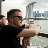 Marco Reus blickt von einem Boot aus auf die Skyline Singapurs.
