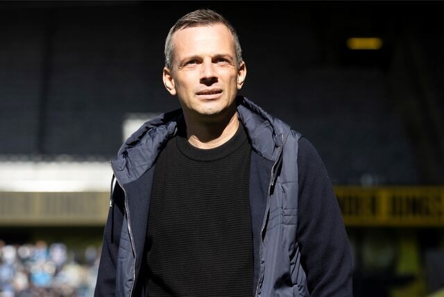 Christian Preußer blickt gegen die Sonne.