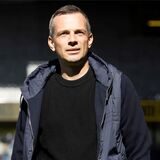 Christian Preußer blickt gegen die Sonne.
