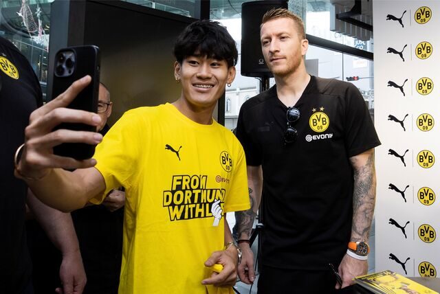 Marco Reus macht sein Selfie mit einem Fan.