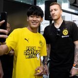 Marco Reus macht sein Selfie mit einem Fan.