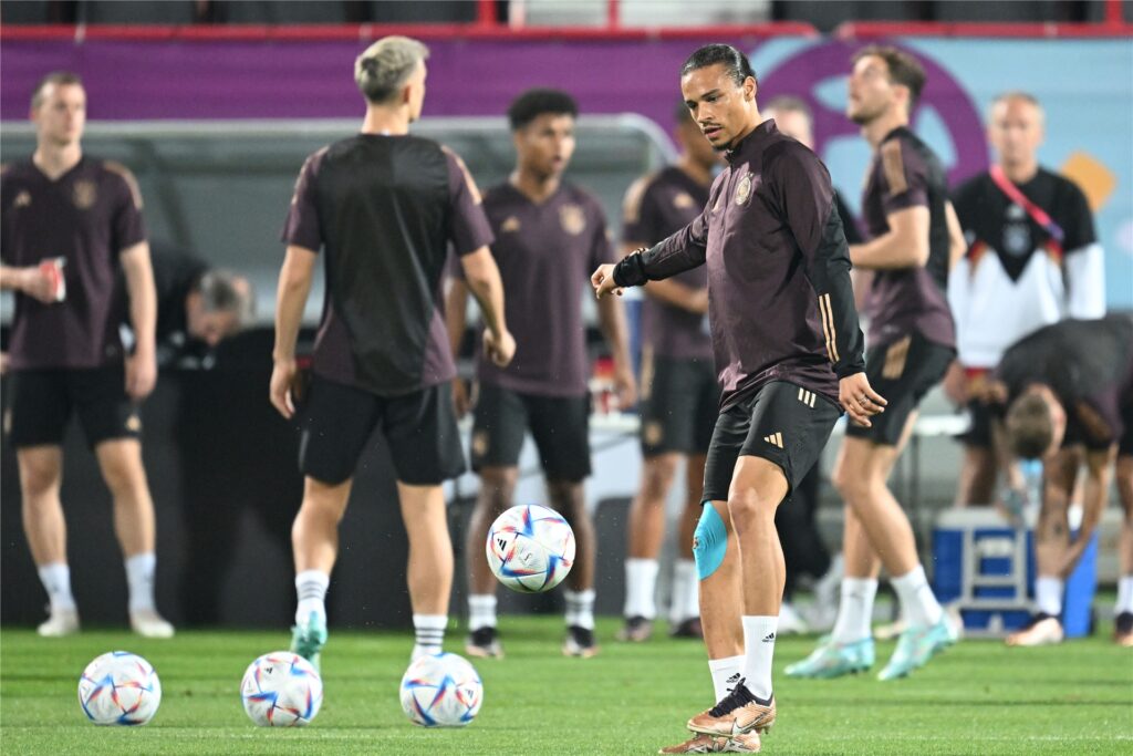 Leroy Sane schießt den Ball. Leroy Sane schießt den Ball.