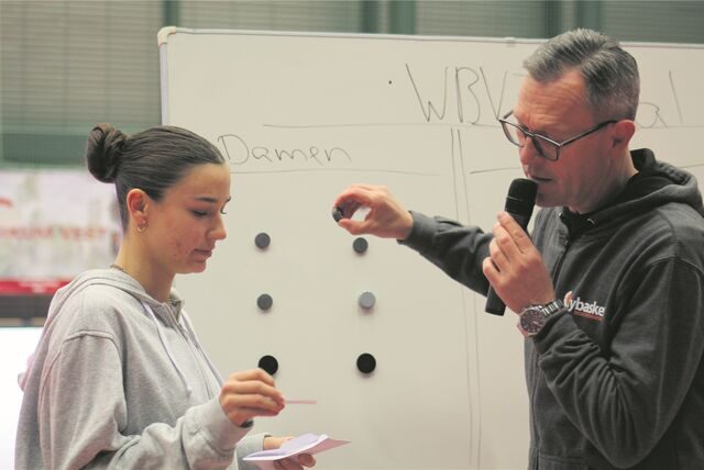Johanna Bielefeld (Citybasket-Spielerin), hier mit Hallensprecher Jochen Sandkühler, zog die Pokalpartien.