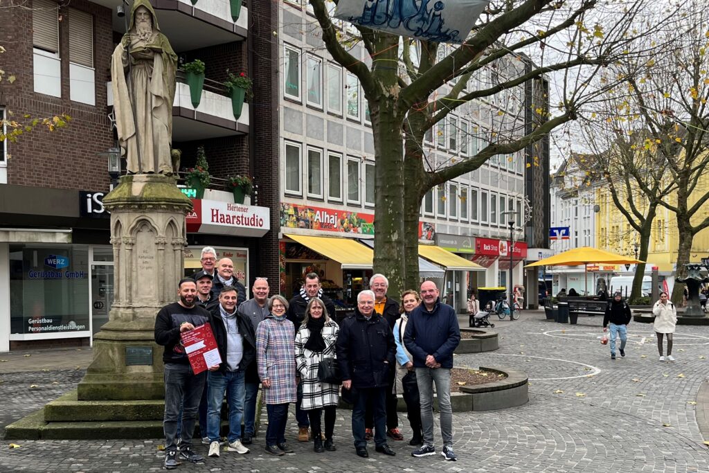 Menschen vor einem Denkmal von St. Antonius. Menschen vor einem Denkmal von St. Antonius.
