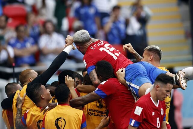 Die Spieler von Costa Rica bejubeln den Treffer gegen Japan.