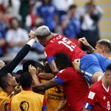Die Spieler von Costa Rica bejubeln den Treffer gegen Japan.